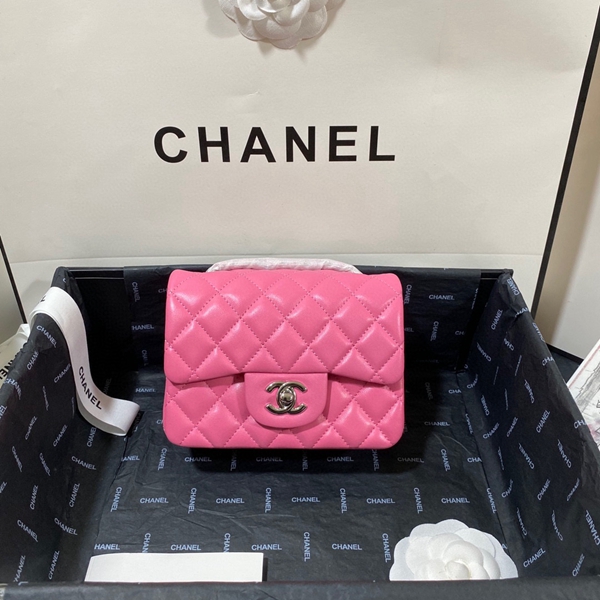シャネルバッグレプリカ正面デザイン
